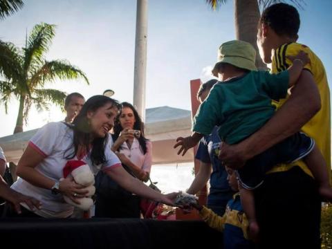 María Eugenia and the Hands that Leave A Mark Foundation team delivering toys and sweets for vulnerable children in the Caracas area. December 2018. Courtesy of María Eugenia Morales